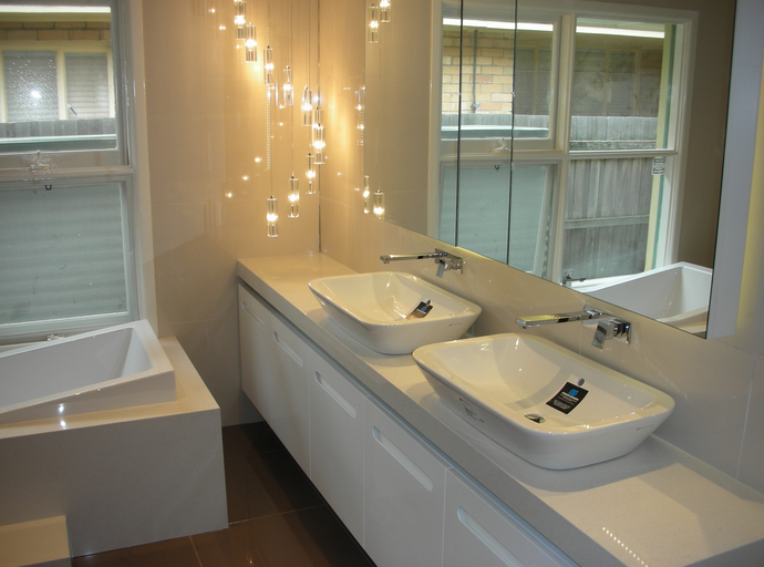 Lumière sur votre décoration: comment choisir le bon éclairage ... Luminaire salle de bain plafond
