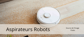 Aspirateur robot blanc en fonctionnement sur un plancher, aspirant des débris — image source Clubic