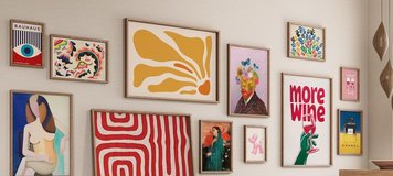 Mur décoratif avec une galerie éclectique d'affiches artistiques et colorées de styles variés, posées et accrochées en disposition asymétrique, dans un intérieur moderne et chaleureux avec tabourets en bois clair sur EtsyCA Pinterest