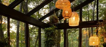 Solarium chaleureux en pleine nature, décoré avec des meubles en rotin, des coussins douillets, des plantes vertes et un éclairage tamisé aux chandelles par HomeTriks Home Décor Interior Design Gardening sur Pinterest