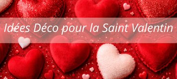 Fond rouge, coussins en forme de cœur et ambiance chaleureuse et romantique