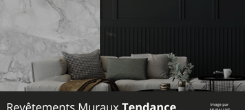 Salon moderne avec revêtements muraux tendance incluant mur en marbre blanc et panneaux noirs texturés, canapé beige avec coussins décoratifs, table noire et accessoires contemporains — image design par Muraluxe.