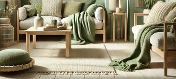 Salon vert tendance avec décor naturel, plantes et meubles en bois clair – ambiance douce et moderne - source Kaffée sur Pinterest