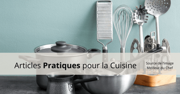 Ustensiles de cuisine pratiques alignés sur un comptoir, incluant des casseroles, fouets, râpe, louches et pinces, avec un fond vert pastel – Source : Meilleur du Chef