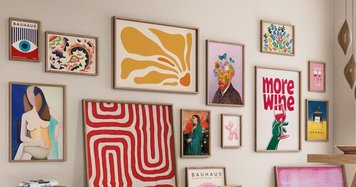 Mur décoratif avec une galerie éclectique d'affiches artistiques et colorées de styles variés, posées et accrochées en disposition asymétrique, dans un intérieur moderne et chaleureux avec tabourets en bois clair sur EtsyCA Pinterest