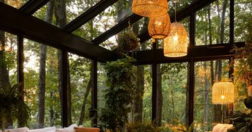 Solarium chaleureux en pleine nature, décoré avec des meubles en rotin, des coussins douillets, des plantes vertes et un éclairage tamisé aux chandelles par HomeTriks Home Décor Interior Design Gardening sur Pinterest