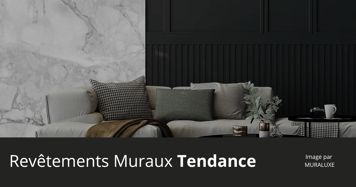Salon moderne avec revêtements muraux tendance incluant mur en marbre blanc et panneaux noirs texturés, canapé beige avec coussins décoratifs, table noire et accessoires contemporains — image design par Muraluxe.