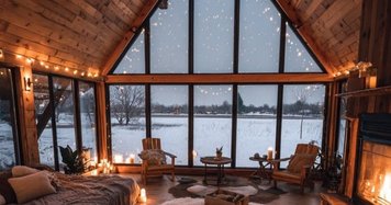 Chambre à coucher grandiose de style chalet avec plafond en bois, grandes fenêtres panoramiques donnant sur un paysage enneigé, éclairage chaleureux et ambiance cocooning par Nikkol sur Pinterest