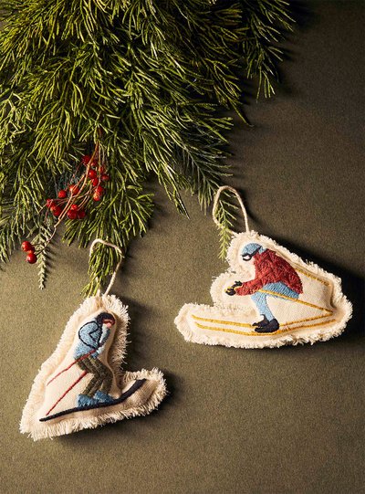 2 Ornements Skieurs coussinés vintage et champêtre sur toile de couleur ivoire broderies colorées et bordure à franges de la Collection Noel