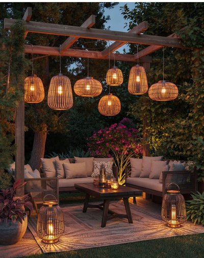 Terrasse extérieure aménagée sous une pergola en bois Source - Anna Gardelius Pinterest Terrasse extérieure aménagée sous une pergola en bois, décorée de suspensions en rotin illuminées, avec un salon de jardin et des lanternes créant une ambiance chaleureuse et conviviale Source - Anna Gardelius Pinterest