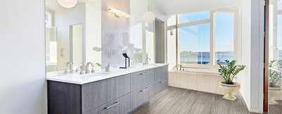 Salle de bain moderne avec vue panoramique et plancher en vinyle Antler de Fuzion Flooring.