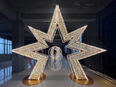 Structure décorative lumineuse en forme d'étoile géométrique à LED blanches - Décors Véronneau