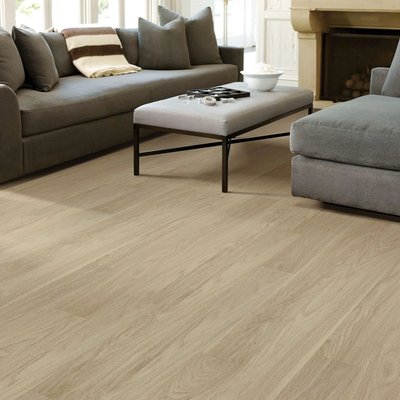 Salon contemporain avec canapé gris et plancher vinyle clair effet bois de la collection Archipel, chez Céramique l’Entrepôt