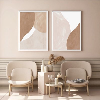 Espace lounge minimaliste avec deux fauteuils beiges, une table basse et deux affiches abstraites aux tons naturels accrochées au mur Source - Artwall and co Pinterest
