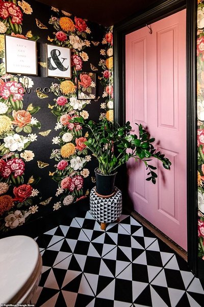 Petite salle d'eau audacieuse avec papier peint floral noir, porte rose pastel et sol en carreaux géométriques noir et blanc Source - Ashlina Luxury Lifestyle For Women 35+ Pinterest