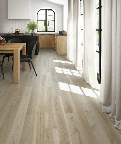 Plancher en frêne blanc Silk de la collection ATMOSPHERE avec fini Distinction Mat par Plancher 2000, installé dans une cuisine lumineuse au style naturel et épuré