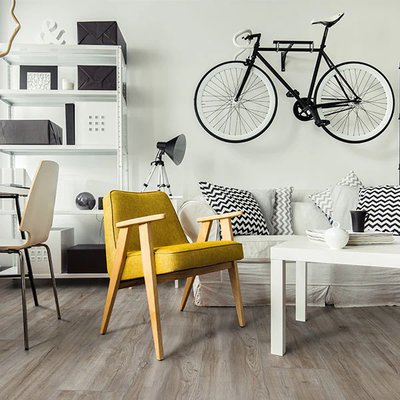 Plancher stratifié effet bois gris Bosphore AC5 de la collection Authentic Premium chez Plancher 2000, dans un salon moderne au style urbain