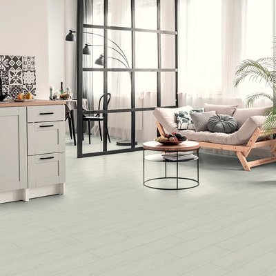 Plancher stratifié clair Opale AC5 de la collection Authentic Premium Selection par Plancher 2000 dans un salon moderne et lumineux à aire ouverte
