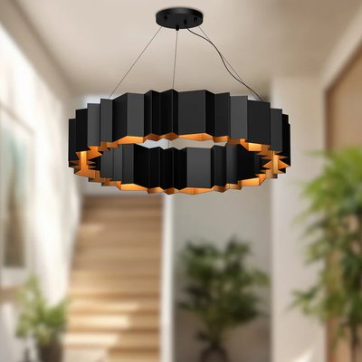 Chandelier suspendu moderne de forme circulaire en métal noir mat, avec un design géométrique en relief et un éclairage intérieur chaud de chez Luminaires & Cie,  installé dans un hall lumineux au décor épuré avec un escalier en bois et des plantes vertes