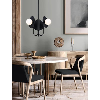 Salle à manger moderne mettant en vedette un chandelier noir suspendu de style contemporain avec globes lumineux blancs de chez Luminaires & Cie,  table ronde en marbre avec base en métal doré, chaises en bois clair avec assise noire, et décor minimaliste aux tons naturels et chaleureux