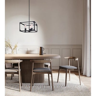 Salle à manger épurée avec table ovale en bois clair, chaises minimalistes avec assise gris charbon, luminaire suspendu de type chandelier noir au design géométrique moderne de chez Luminaires & Cie,  le tout baigné de lumière naturelle dans un décor sobre et élégant