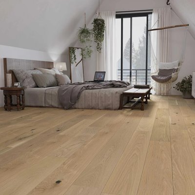Plancher de bois d'inginérie en chêne blanc dans une chambre contemporaine avec déco naturelle et hamac suspendu, produit Flordeco au Québec