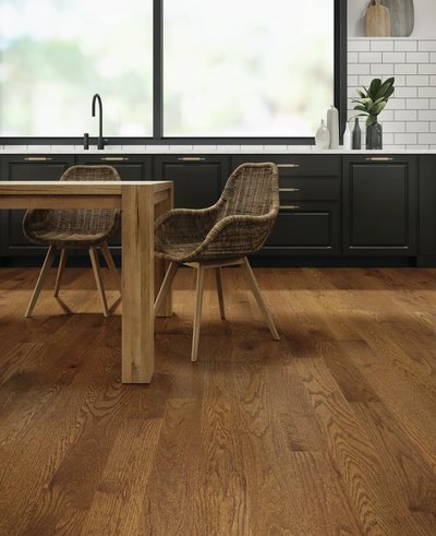 Plancher en chêne rouge couleur Acorn Brown avec fini PRO Mat de Plancher 2000, installé dans une cuisine moderne avec armoires noires et table en bois clair