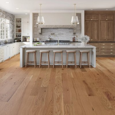 Cuisine lumineuse de style champêtre chic avec plancher en chêne rouge au fini mat, modèle Caractère TB19 de Flordeco au Québec