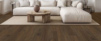 Salon contemporain avec plancher de bois franc Chianti Charm de Fuzion Flooring et mobilier en tons neutres.