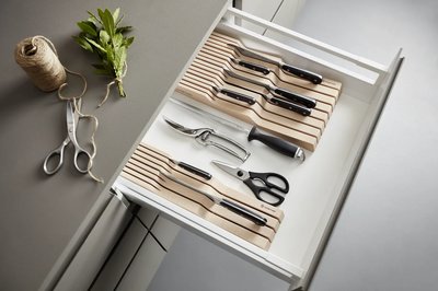 Tiroir de cuisine organisé avec range-couteaux en bois et ciseaux de cuisine Wüsthof – La Guilde Culinaire