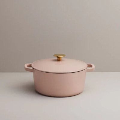 Cocotte en fonte émaillée de 3,5 L couleur rose avec couvercle et poignée dorée, de la marque KANA chez Eugène Allard