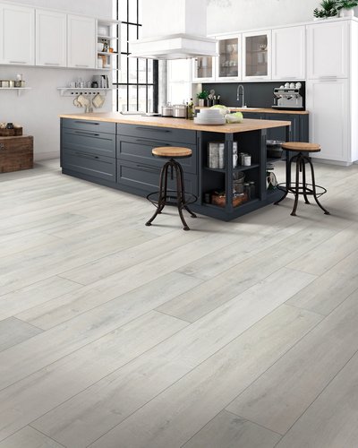 Plancher stratifié Colossia Quick-Step couleur Denali Oak, installé dans une cuisine moderne au style épuré chez Plancher 2000