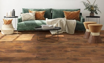 Plancher stratifié Colossia Quick-Step couleur Dried Clay Oak dans un salon moderne aux accents rustiques chez Plancher 2000