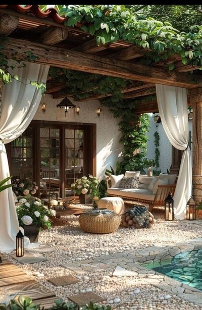 Terrasse élégante avec pergola en bois Source - Costway NL Pinterest Terrasse élégante avec pergola en bois couverte de vigne, rideaux blancs flottants, mobilier en rotin, lanternes décoratives et piscine entourée de galets et de plantes fleuries Source - Costway NL Pinterest
