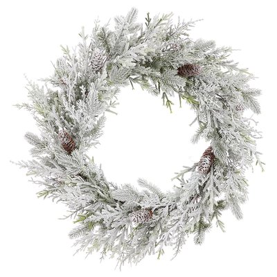 Couronne de Noël givrée avec des branches de sapin enneigées et des pommes de pin décoratives, sur fond blanc - Décors Véronneau