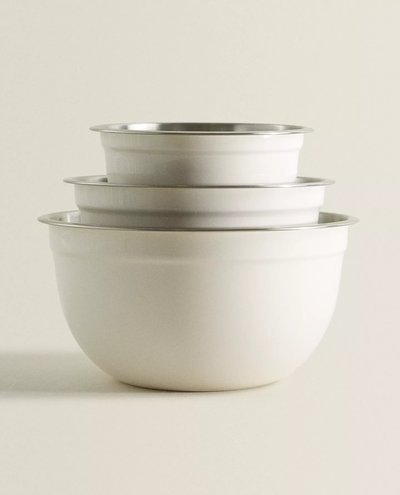 Ensemble de trois culs de poule blancs empilés de tailles différentes avec rebord en acier inoxydable, présenté sur fond neutre – produit Zara Home