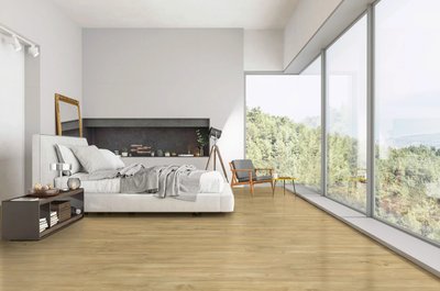 Chambre moderne avec grande fenestration et plancher vinyle effet bois doré de la collection Cyrus, offert chez Céramique l’Entrepôt