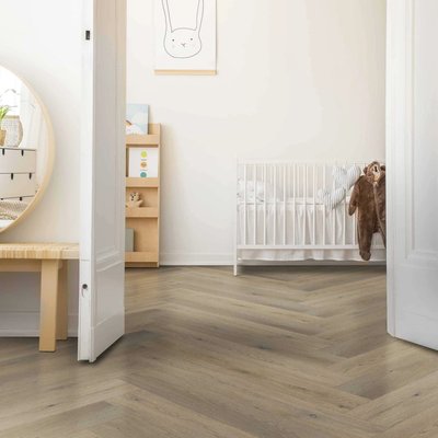 Chambre de bébé au style doux et scandinave avec plancher vinyle en chevrons de la collection Danté Oak, chez Céramique l’Entrepôt