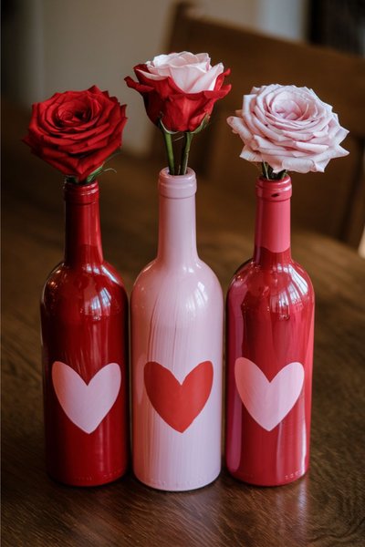 Bouteilles peintes en rouge et rose Source - Lady Inspo Club | Apartment Decor, Small Spaces & Organization Pinterest Bouteilles peintes en rouge et rose décorées de cœurs, servant de vases pour des roses rouges et roses, parfaite décoration DIY pour la Saint-Valentin Source - Lady Inspo Club | Apartment Decor, Small Spaces & Organization Pinterest