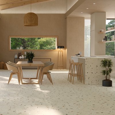 Cuisine et salle à manger à aire ouverte de style scandinave avec revêtement mural beige, plancher en terrazzo clair moucheté, îlot central moderne, mobilier en bois naturel, grande fenêtre panoramique et décoration épurée aux accents végétaux par Déco Surfaces.