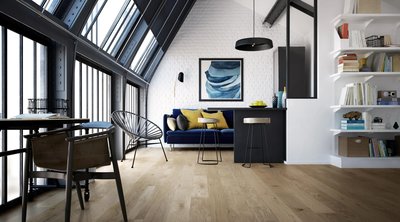 Plancher en chêne blanc Madera de la collection ELEGANCIA avec fini Authentic Mat par Plancher 2000, dans un loft moderne aux accents industriels et déco colorée