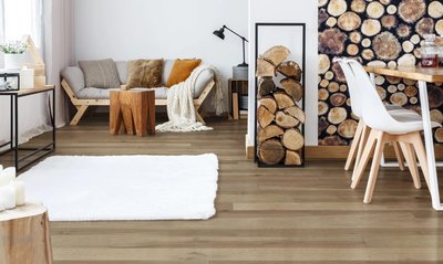 Plancher en merisier couleur Brookline de la collection ELEGANCIA avec fini Distinction Mat de Plancher 2000, dans un salon lumineux au style scandinave