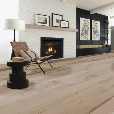 Salon moderne avec foyer au gaz et plancher d'érable à caractère unique de FlorDéco