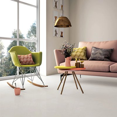 Salon lumineux et coloré avec mobilier moderne et céramique blanche effet lappato de la collection Everton, chez Céramique l’Entrepôt