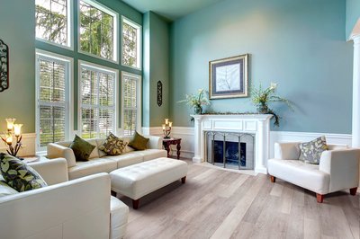 Plancher vinyle EverWood Premier Beach House au fini mat dans un salon lumineux aux murs bleu sarcelle chez Plancher 2000
