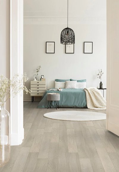 Plancher vinyle EverWood Premier Wentworth au fini mat dans une chambre moderne et épurée, décorée en tons doux avec accents scandinaves – Plancher 2000