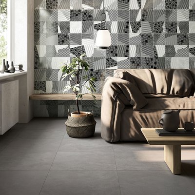 Salon moderne avec revêtement mural en céramique effet patchwork noir et blanc, canapé en tissu beige, table basse en bois clair, plante décorative en panier tressé et ambiance zen baignée de lumière naturelle par Déco Surfaces.
