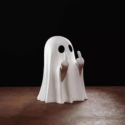 Figurine fantôme blanche au style minimaliste, avec une expression humoristique Source - Oarong Figurine fantôme blanche au style minimaliste, avec une expression humoristique, sur fond sombre Source - Oarong
