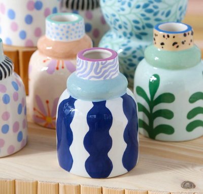 Petits vases en céramique colorés avec motifs graphiques et abstraits, exposés sur une surface en bois clair Source - Fieke Paulus Pinterest