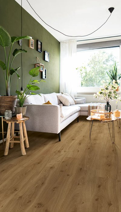 Plancher stratifié Grand View Smart-Laminate couleur Cadmus Oak dans un salon lumineux et moderne chez Plancher 2000